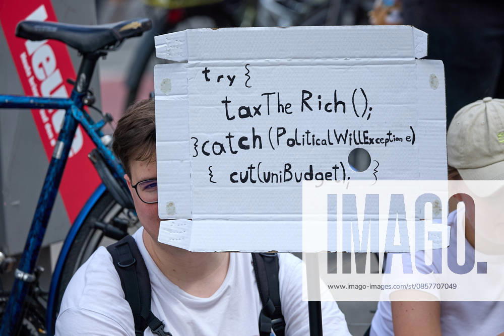 - Wien 27.05.2026 - Studentendemionstration - Studierendenvertretungen, Gewerkschaften und Beschäftigte protestieren am Mittwoch vor der Universität Wien gegen die geplanten Kürzungen der Hochschulbudgets. Die Demonstration richtet sich gegen befürchtete Einsparungen bei Forschung, Lehre und Personal sowie gegen mögliche negative Auswirkungen auf den Wissenschaftsstandort Österreich. Zu den Unterstützern zählen unter anderem die Universitätenkonferenz (uniko), die Österreichische Hochschülerschaft (ÖH) sowie zahlreiche Hochschulangehörige und Interessenvertretungen. Universities, student representatives, trade unions and university employees protested on Wednesday in front of the University of Vienna against planned cuts to university