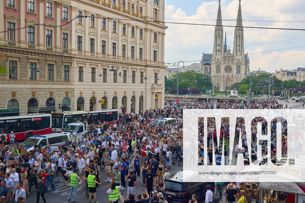 - Wien 27.05.2026 - Studentendemionstration - Studierendenvertretungen, Gewerkschaften und Beschäftigte protestieren am Mittwoch vor der Universität Wien gegen die geplanten Kürzungen der Hochschulbudgets. Die Demonstration richtet sich gegen befürchtete Einsparungen bei Forschung, Lehre und Personal sowie gegen mögliche negative Auswirkungen auf den Wissenschaftsstandort Österreich. Zu den Unterstützern zählen unter anderem die Universitätenkonferenz (uniko), die Österreichische Hochschülerschaft (ÖH) sowie zahlreiche Hochschulangehörige und Interessenvertretungen. Universities, student representatives, trade unions and university employees protested on Wednesday in front of the University of Vienna against planned cuts to university