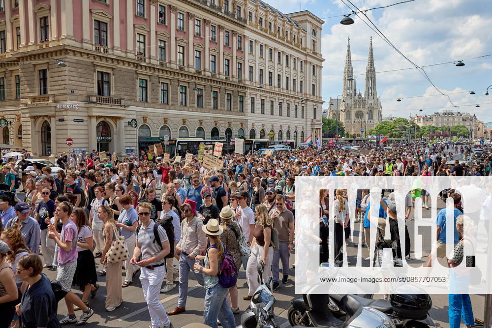 - Wien 27.05.2026 - Studentendemionstration - Studierendenvertretungen, Gewerkschaften und Beschäftigte protestieren am Mittwoch vor der Universität Wien gegen die geplanten Kürzungen der Hochschulbudgets. Die Demonstration richtet sich gegen befürchtete Einsparungen bei Forschung, Lehre und Personal sowie gegen mögliche negative Auswirkungen auf den Wissenschaftsstandort Österreich. Zu den Unterstützern zählen unter anderem die Universitätenkonferenz (uniko), die Österreichische Hochschülerschaft (ÖH) sowie zahlreiche Hochschulangehörige und Interessenvertretungen. Universities, student representatives, trade unions and university employees protested on Wednesday in front of the University of Vienna against planned cuts to university