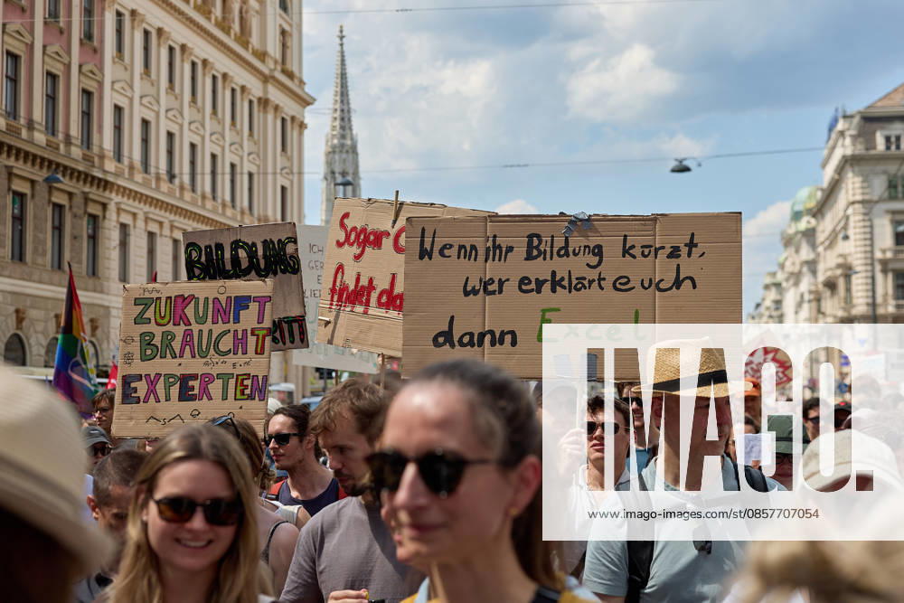 - Wien 27.05.2026 - Studentendemionstration - Studierendenvertretungen, Gewerkschaften und Beschäftigte protestieren am Mittwoch vor der Universität Wien gegen die geplanten Kürzungen der Hochschulbudgets. Die Demonstration richtet sich gegen befürchtete Einsparungen bei Forschung, Lehre und Personal sowie gegen mögliche negative Auswirkungen auf den Wissenschaftsstandort Österreich. Zu den Unterstützern zählen unter anderem die Universitätenkonferenz (uniko), die Österreichische Hochschülerschaft (ÖH) sowie zahlreiche Hochschulangehörige und Interessenvertretungen. Universities, student representatives, trade unions and university employees protested on Wednesday in front of the University of Vienna against planned cuts to university