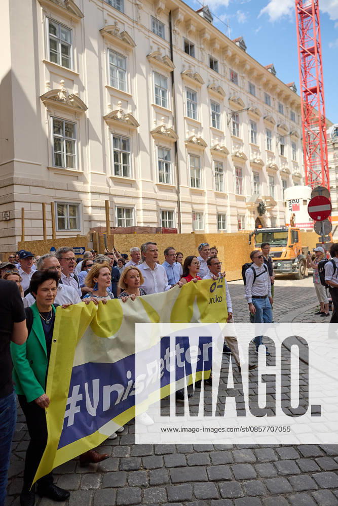 - Wien 27.05.2026 - Studentendemionstration - Studierendenvertretungen, Gewerkschaften und Beschäftigte protestieren am Mittwoch vor der Universität Wien gegen die geplanten Kürzungen der Hochschulbudgets. Die Demonstration richtet sich gegen befürchtete Einsparungen bei Forschung, Lehre und Personal sowie gegen mögliche negative Auswirkungen auf den Wissenschaftsstandort Österreich. Zu den Unterstützern zählen unter anderem die Universitätenkonferenz (uniko), die Österreichische Hochschülerschaft (ÖH) sowie zahlreiche Hochschulangehörige und Interessenvertretungen. Universities, student representatives, trade unions and university employees protested on Wednesday in front of the University of Vienna against planned cuts to university