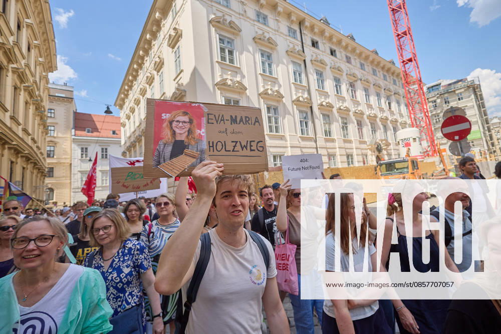 - Wien 27.05.2026 - Studentendemionstration - Studierendenvertretungen, Gewerkschaften und Beschäftigte protestieren am Mittwoch vor der Universität Wien gegen die geplanten Kürzungen der Hochschulbudgets. Die Demonstration richtet sich gegen befürchtete Einsparungen bei Forschung, Lehre und Personal sowie gegen mögliche negative Auswirkungen auf den Wissenschaftsstandort Österreich. Zu den Unterstützern zählen unter anderem die Universitätenkonferenz (uniko), die Österreichische Hochschülerschaft (ÖH) sowie zahlreiche Hochschulangehörige und Interessenvertretungen. Universities, student representatives, trade unions and university employees protested on Wednesday in front of the University of Vienna against planned cuts to university