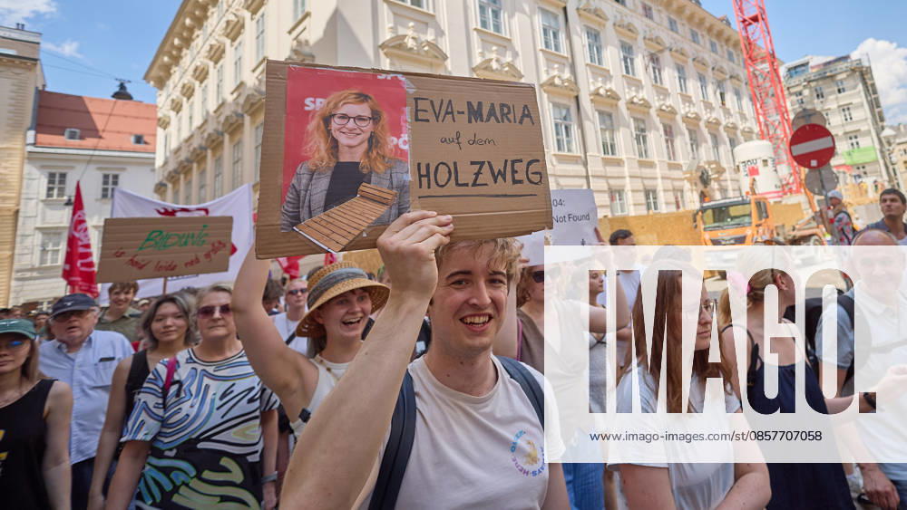 - Wien 27.05.2026 - Studentendemionstration - Studierendenvertretungen, Gewerkschaften und Beschäftigte protestieren am Mittwoch vor der Universität Wien gegen die geplanten Kürzungen der Hochschulbudgets. Die Demonstration richtet sich gegen befürchtete Einsparungen bei Forschung, Lehre und Personal sowie gegen mögliche negative Auswirkungen auf den Wissenschaftsstandort Österreich. Zu den Unterstützern zählen unter anderem die Universitätenkonferenz (uniko), die Österreichische Hochschülerschaft (ÖH) sowie zahlreiche Hochschulangehörige und Interessenvertretungen. Universities, student representatives, trade unions and university employees protested on Wednesday in front of the University of Vienna against planned cuts to university