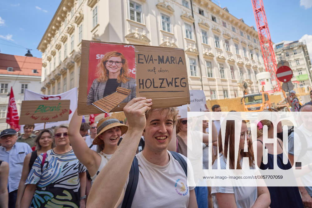 - Wien 27.05.2026 - Studentendemionstration - Studierendenvertretungen, Gewerkschaften und Beschäftigte protestieren am Mittwoch vor der Universität Wien gegen die geplanten Kürzungen der Hochschulbudgets. Die Demonstration richtet sich gegen befürchtete Einsparungen bei Forschung, Lehre und Personal sowie gegen mögliche negative Auswirkungen auf den Wissenschaftsstandort Österreich. Zu den Unterstützern zählen unter anderem die Universitätenkonferenz (uniko), die Österreichische Hochschülerschaft (ÖH) sowie zahlreiche Hochschulangehörige und Interessenvertretungen. Universities, student representatives, trade unions and university employees protested on Wednesday in front of the University of Vienna against planned cuts to university
