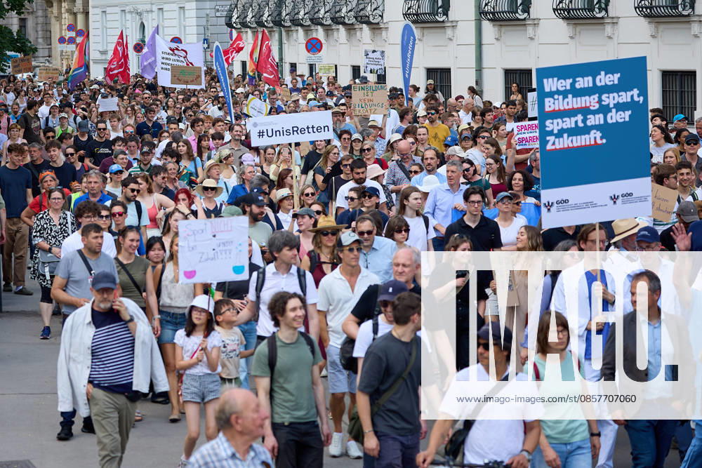 - Wien 27.05.2026 - Studentendemionstration - Studierendenvertretungen, Gewerkschaften und Beschäftigte protestieren am Mittwoch vor der Universität Wien gegen die geplanten Kürzungen der Hochschulbudgets. Die Demonstration richtet sich gegen befürchtete Einsparungen bei Forschung, Lehre und Personal sowie gegen mögliche negative Auswirkungen auf den Wissenschaftsstandort Österreich. Zu den Unterstützern zählen unter anderem die Universitätenkonferenz (uniko), die Österreichische Hochschülerschaft (ÖH) sowie zahlreiche Hochschulangehörige und Interessenvertretungen. Universities, student representatives, trade unions and university employees protested on Wednesday in front of the University of Vienna against planned cuts to university