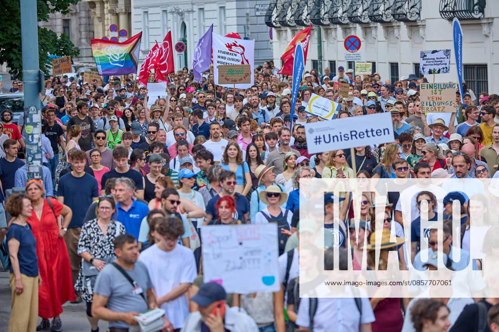 - Wien 27.05.2026 - Studentendemionstration - Studierendenvertretungen, Gewerkschaften und Beschäftigte protestieren am Mittwoch vor der Universität Wien gegen die geplanten Kürzungen der Hochschulbudgets. Die Demonstration richtet sich gegen befürchtete Einsparungen bei Forschung, Lehre und Personal sowie gegen mögliche negative Auswirkungen auf den Wissenschaftsstandort Österreich. Zu den Unterstützern zählen unter anderem die Universitätenkonferenz (uniko), die Österreichische Hochschülerschaft (ÖH) sowie zahlreiche Hochschulangehörige und Interessenvertretungen. Universities, student representatives, trade unions and university employees protested on Wednesday in front of the University of Vienna against planned cuts to university
