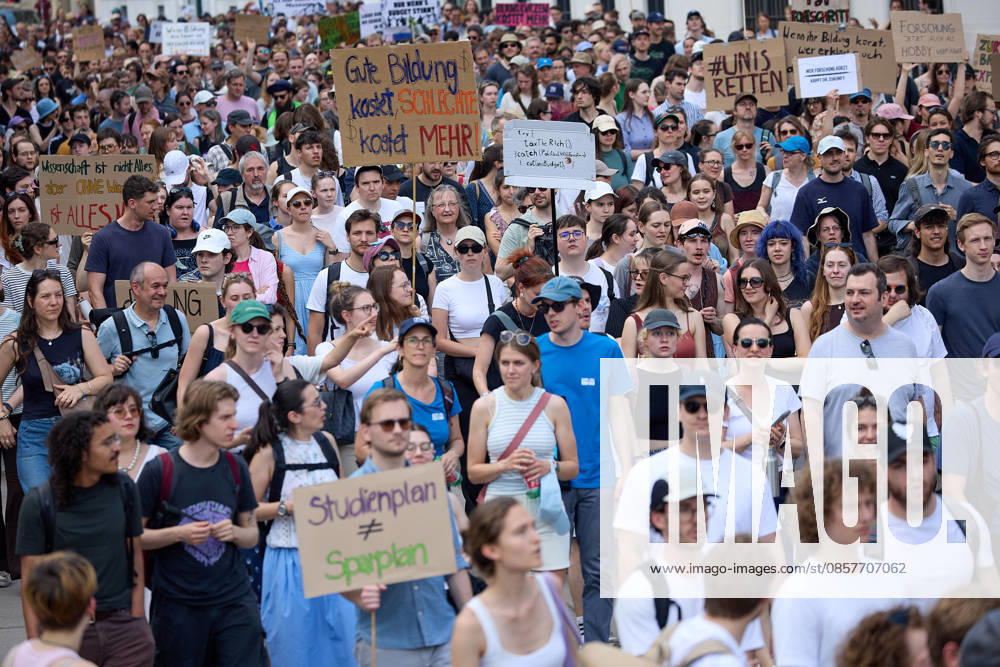 - Wien 27.05.2026 - Studentendemionstration - Studierendenvertretungen, Gewerkschaften und Beschäftigte protestieren am Mittwoch vor der Universität Wien gegen die geplanten Kürzungen der Hochschulbudgets. Die Demonstration richtet sich gegen befürchtete Einsparungen bei Forschung, Lehre und Personal sowie gegen mögliche negative Auswirkungen auf den Wissenschaftsstandort Österreich. Zu den Unterstützern zählen unter anderem die Universitätenkonferenz (uniko), die Österreichische Hochschülerschaft (ÖH) sowie zahlreiche Hochschulangehörige und Interessenvertretungen. Universities, student representatives, trade unions and university employees protested on Wednesday in front of the University of Vienna against planned cuts to university