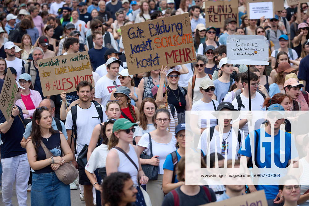 - Wien 27.05.2026 - Studentendemionstration - Studierendenvertretungen, Gewerkschaften und Beschäftigte protestieren am Mittwoch vor der Universität Wien gegen die geplanten Kürzungen der Hochschulbudgets. Die Demonstration richtet sich gegen befürchtete Einsparungen bei Forschung, Lehre und Personal sowie gegen mögliche negative Auswirkungen auf den Wissenschaftsstandort Österreich. Zu den Unterstützern zählen unter anderem die Universitätenkonferenz (uniko), die Österreichische Hochschülerschaft (ÖH) sowie zahlreiche Hochschulangehörige und Interessenvertretungen. Universities, student representatives, trade unions and university employees protested on Wednesday in front of the University of Vienna against planned cuts to university