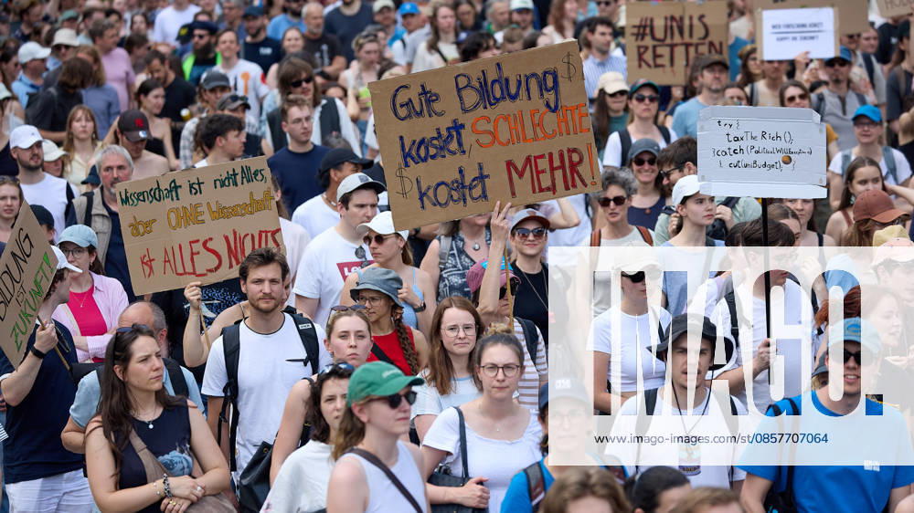 - Wien 27.05.2026 - Studentendemionstration - Studierendenvertretungen, Gewerkschaften und Beschäftigte protestieren am Mittwoch vor der Universität Wien gegen die geplanten Kürzungen der Hochschulbudgets. Die Demonstration richtet sich gegen befürchtete Einsparungen bei Forschung, Lehre und Personal sowie gegen mögliche negative Auswirkungen auf den Wissenschaftsstandort Österreich. Zu den Unterstützern zählen unter anderem die Universitätenkonferenz (uniko), die Österreichische Hochschülerschaft (ÖH) sowie zahlreiche Hochschulangehörige und Interessenvertretungen. Universities, student representatives, trade unions and university employees protested on Wednesday in front of the University of Vienna against planned cuts to university