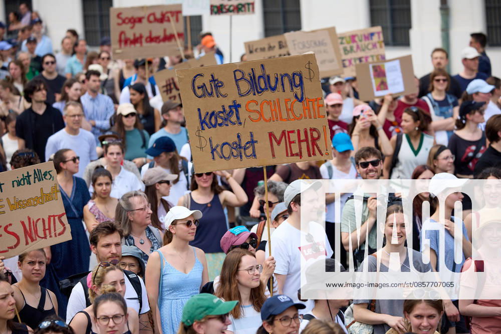 - Wien 27.05.2026 - Studentendemionstration - Studierendenvertretungen, Gewerkschaften und Beschäftigte protestieren am Mittwoch vor der Universität Wien gegen die geplanten Kürzungen der Hochschulbudgets. Die Demonstration richtet sich gegen befürchtete Einsparungen bei Forschung, Lehre und Personal sowie gegen mögliche negative Auswirkungen auf den Wissenschaftsstandort Österreich. Zu den Unterstützern zählen unter anderem die Universitätenkonferenz (uniko), die Österreichische Hochschülerschaft (ÖH) sowie zahlreiche Hochschulangehörige und Interessenvertretungen. Universities, student representatives, trade unions and university employees protested on Wednesday in front of the University of Vienna against planned cuts to university