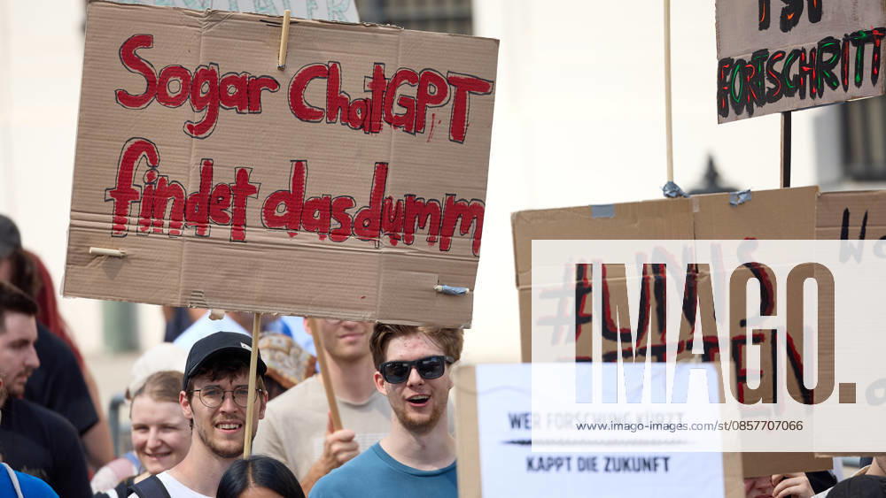 - Wien 27.05.2026 - Studentendemionstration - Studierendenvertretungen, Gewerkschaften und Beschäftigte protestieren am Mittwoch vor der Universität Wien gegen die geplanten Kürzungen der Hochschulbudgets. Die Demonstration richtet sich gegen befürchtete Einsparungen bei Forschung, Lehre und Personal sowie gegen mögliche negative Auswirkungen auf den Wissenschaftsstandort Österreich. Zu den Unterstützern zählen unter anderem die Universitätenkonferenz (uniko), die Österreichische Hochschülerschaft (ÖH) sowie zahlreiche Hochschulangehörige und Interessenvertretungen. Universities, student representatives, trade unions and university employees protested on Wednesday in front of the University of Vienna against planned cuts to university