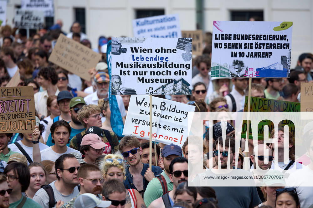 - Wien 27.05.2026 - Studentendemionstration - Studierendenvertretungen, Gewerkschaften und Beschäftigte protestieren am Mittwoch vor der Universität Wien gegen die geplanten Kürzungen der Hochschulbudgets. Die Demonstration richtet sich gegen befürchtete Einsparungen bei Forschung, Lehre und Personal sowie gegen mögliche negative Auswirkungen auf den Wissenschaftsstandort Österreich. Zu den Unterstützern zählen unter anderem die Universitätenkonferenz (uniko), die Österreichische Hochschülerschaft (ÖH) sowie zahlreiche Hochschulangehörige und Interessenvertretungen. Universities, student representatives, trade unions and university employees protested on Wednesday in front of the University of Vienna against planned cuts to university
