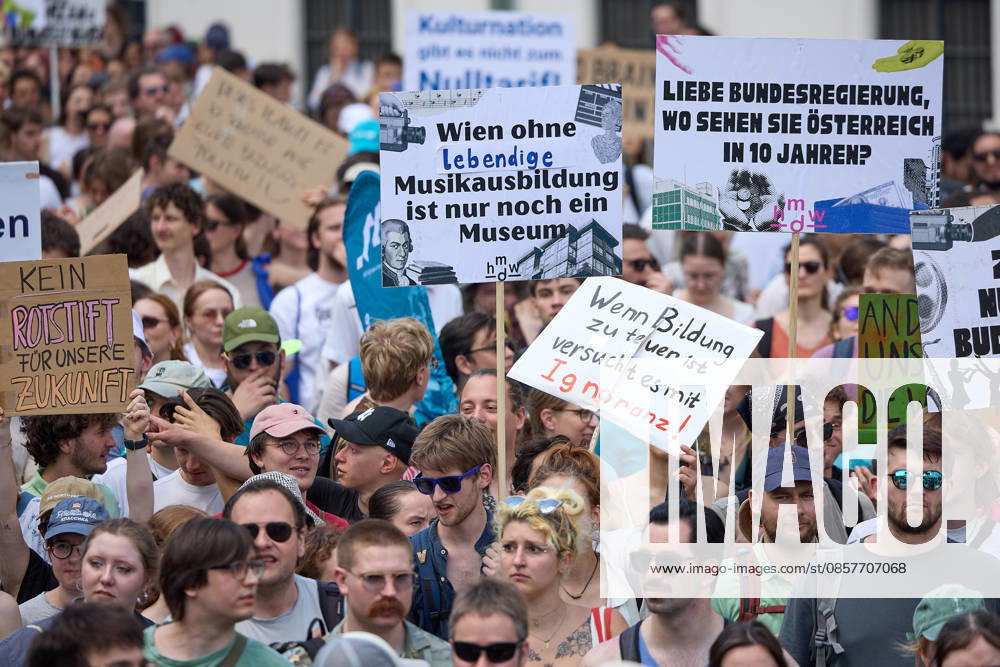 - Wien 27.05.2026 - Studentendemionstration - Studierendenvertretungen, Gewerkschaften und Beschäftigte protestieren am Mittwoch vor der Universität Wien gegen die geplanten Kürzungen der Hochschulbudgets. Die Demonstration richtet sich gegen befürchtete Einsparungen bei Forschung, Lehre und Personal sowie gegen mögliche negative Auswirkungen auf den Wissenschaftsstandort Österreich. Zu den Unterstützern zählen unter anderem die Universitätenkonferenz (uniko), die Österreichische Hochschülerschaft (ÖH) sowie zahlreiche Hochschulangehörige und Interessenvertretungen. Universities, student representatives, trade unions and university employees protested on Wednesday in front of the University of Vienna against planned cuts to university