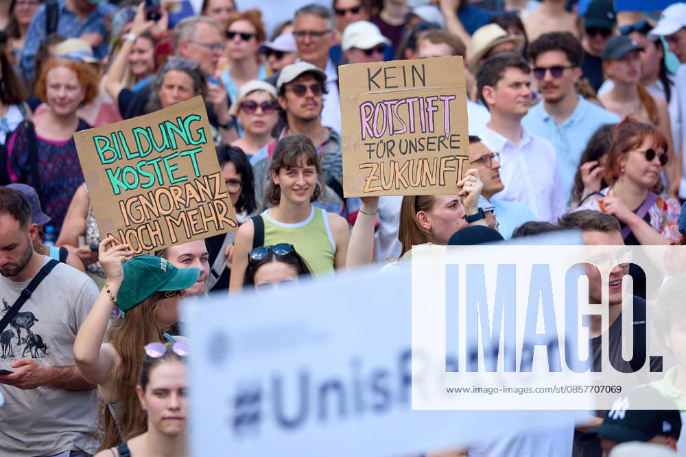 - Wien 27.05.2026 - Studentendemionstration - Studierendenvertretungen, Gewerkschaften und Beschäftigte protestieren am Mittwoch vor der Universität Wien gegen die geplanten Kürzungen der Hochschulbudgets. Die Demonstration richtet sich gegen befürchtete Einsparungen bei Forschung, Lehre und Personal sowie gegen mögliche negative Auswirkungen auf den Wissenschaftsstandort Österreich. Zu den Unterstützern zählen unter anderem die Universitätenkonferenz (uniko), die Österreichische Hochschülerschaft (ÖH) sowie zahlreiche Hochschulangehörige und Interessenvertretungen. Universities, student representatives, trade unions and university employees protested on Wednesday in front of the University of Vienna against planned cuts to university