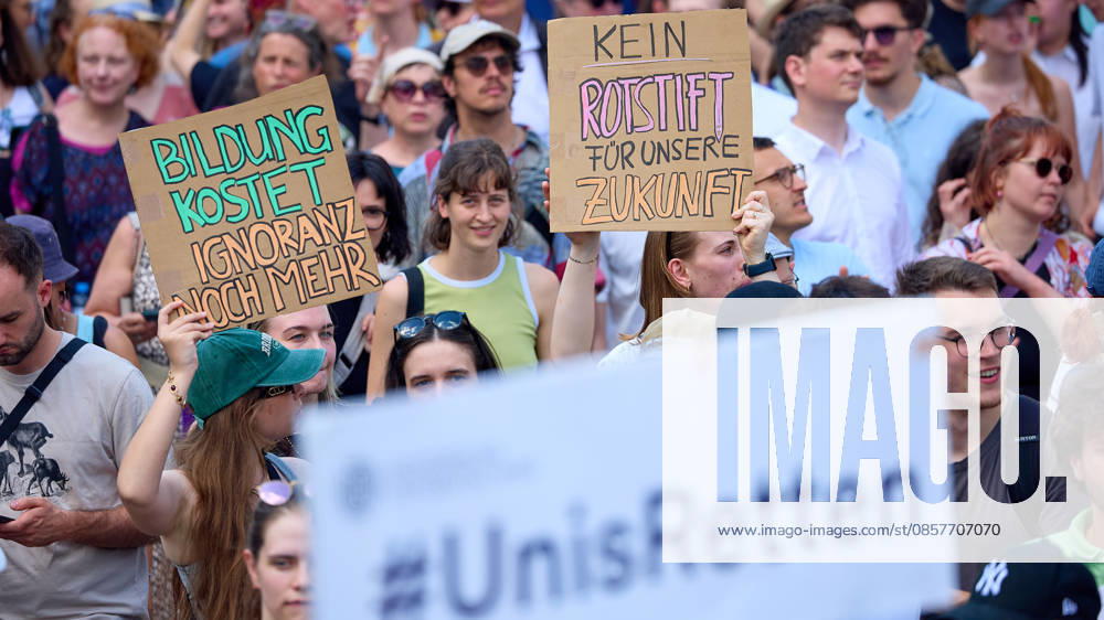 - Wien 27.05.2026 - Studentendemionstration - Studierendenvertretungen, Gewerkschaften und Beschäftigte protestieren am Mittwoch vor der Universität Wien gegen die geplanten Kürzungen der Hochschulbudgets. Die Demonstration richtet sich gegen befürchtete Einsparungen bei Forschung, Lehre und Personal sowie gegen mögliche negative Auswirkungen auf den Wissenschaftsstandort Österreich. Zu den Unterstützern zählen unter anderem die Universitätenkonferenz (uniko), die Österreichische Hochschülerschaft (ÖH) sowie zahlreiche Hochschulangehörige und Interessenvertretungen. Universities, student representatives, trade unions and university employees protested on Wednesday in front of the University of Vienna against planned cuts to university