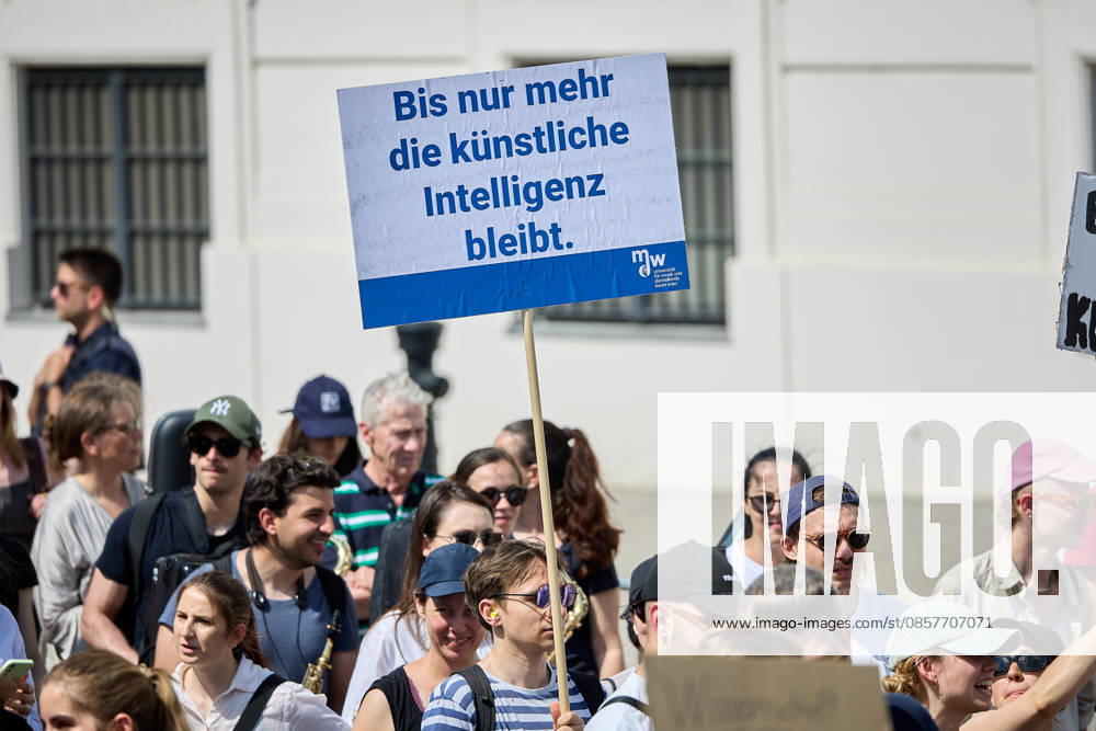 - Wien 27.05.2026 - Studentendemionstration - Studierendenvertretungen, Gewerkschaften und Beschäftigte protestieren am Mittwoch vor der Universität Wien gegen die geplanten Kürzungen der Hochschulbudgets. Die Demonstration richtet sich gegen befürchtete Einsparungen bei Forschung, Lehre und Personal sowie gegen mögliche negative Auswirkungen auf den Wissenschaftsstandort Österreich. Zu den Unterstützern zählen unter anderem die Universitätenkonferenz (uniko), die Österreichische Hochschülerschaft (ÖH) sowie zahlreiche Hochschulangehörige und Interessenvertretungen. Universities, student representatives, trade unions and university employees protested on Wednesday in front of the University of Vienna against planned cuts to university