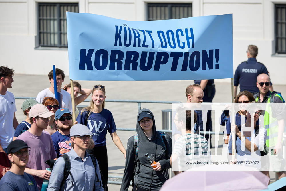 - Wien 27.05.2026 - Studentendemionstration - Studierendenvertretungen, Gewerkschaften und Beschäftigte protestieren am Mittwoch vor der Universität Wien gegen die geplanten Kürzungen der Hochschulbudgets. Die Demonstration richtet sich gegen befürchtete Einsparungen bei Forschung, Lehre und Personal sowie gegen mögliche negative Auswirkungen auf den Wissenschaftsstandort Österreich. Zu den Unterstützern zählen unter anderem die Universitätenkonferenz (uniko), die Österreichische Hochschülerschaft (ÖH) sowie zahlreiche Hochschulangehörige und Interessenvertretungen. Universities, student representatives, trade unions and university employees protested on Wednesday in front of the University of Vienna against planned cuts to university