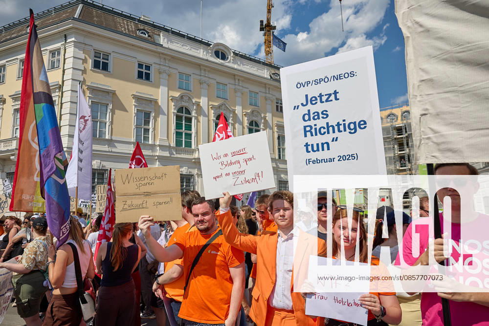 - Wien 27.05.2026 - Studentendemionstration - Studierendenvertretungen, Gewerkschaften und Beschäftigte protestieren am Mittwoch vor der Universität Wien gegen die geplanten Kürzungen der Hochschulbudgets. Die Demonstration richtet sich gegen befürchtete Einsparungen bei Forschung, Lehre und Personal sowie gegen mögliche negative Auswirkungen auf den Wissenschaftsstandort Österreich. Zu den Unterstützern zählen unter anderem die Universitätenkonferenz (uniko), die Österreichische Hochschülerschaft (ÖH) sowie zahlreiche Hochschulangehörige und Interessenvertretungen. Universities, student representatives, trade unions and university employees protested on Wednesday in front of the University of Vienna against planned cuts to university