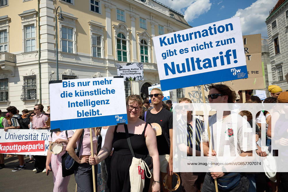 - Wien 27.05.2026 - Studentendemionstration - Studierendenvertretungen, Gewerkschaften und Beschäftigte protestieren am Mittwoch vor der Universität Wien gegen die geplanten Kürzungen der Hochschulbudgets. Die Demonstration richtet sich gegen befürchtete Einsparungen bei Forschung, Lehre und Personal sowie gegen mögliche negative Auswirkungen auf den Wissenschaftsstandort Österreich. Zu den Unterstützern zählen unter anderem die Universitätenkonferenz (uniko), die Österreichische Hochschülerschaft (ÖH) sowie zahlreiche Hochschulangehörige und Interessenvertretungen. Universities, student representatives, trade unions and university employees protested on Wednesday in front of the University of Vienna against planned cuts to university