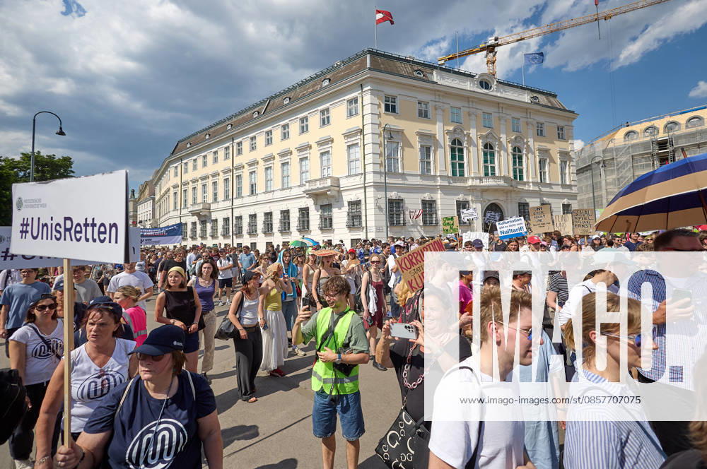 - Wien 27.05.2026 - Studentendemionstration - Studierendenvertretungen, Gewerkschaften und Beschäftigte protestieren am Mittwoch vor der Universität Wien gegen die geplanten Kürzungen der Hochschulbudgets. Die Demonstration richtet sich gegen befürchtete Einsparungen bei Forschung, Lehre und Personal sowie gegen mögliche negative Auswirkungen auf den Wissenschaftsstandort Österreich. Zu den Unterstützern zählen unter anderem die Universitätenkonferenz (uniko), die Österreichische Hochschülerschaft (ÖH) sowie zahlreiche Hochschulangehörige und Interessenvertretungen. Universities, student representatives, trade unions and university employees protested on Wednesday in front of the University of Vienna against planned cuts to university