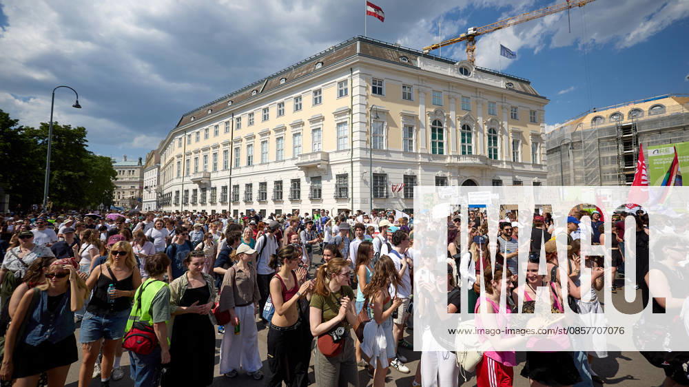 - Wien 27.05.2026 - Studentendemionstration - Studierendenvertretungen, Gewerkschaften und Beschäftigte protestieren am Mittwoch vor der Universität Wien gegen die geplanten Kürzungen der Hochschulbudgets. Die Demonstration richtet sich gegen befürchtete Einsparungen bei Forschung, Lehre und Personal sowie gegen mögliche negative Auswirkungen auf den Wissenschaftsstandort Österreich. Zu den Unterstützern zählen unter anderem die Universitätenkonferenz (uniko), die Österreichische Hochschülerschaft (ÖH) sowie zahlreiche Hochschulangehörige und Interessenvertretungen. Universities, student representatives, trade unions and university employees protested on Wednesday in front of the University of Vienna against planned cuts to university
