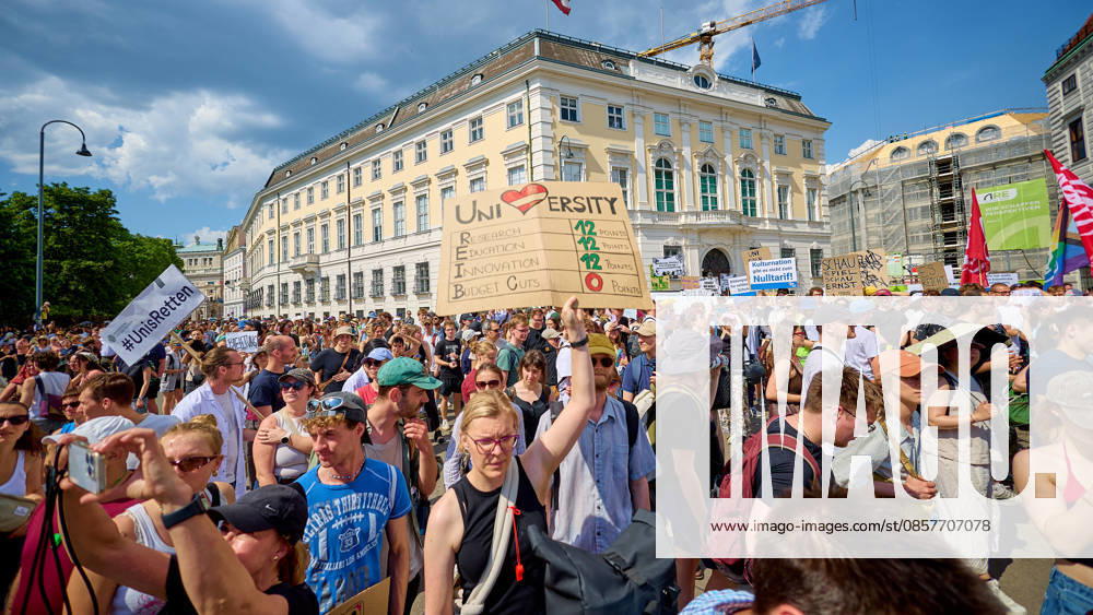 - Wien 27.05.2026 - Studentendemionstration - Studierendenvertretungen, Gewerkschaften und Beschäftigte protestieren am Mittwoch vor der Universität Wien gegen die geplanten Kürzungen der Hochschulbudgets. Die Demonstration richtet sich gegen befürchtete Einsparungen bei Forschung, Lehre und Personal sowie gegen mögliche negative Auswirkungen auf den Wissenschaftsstandort Österreich. Zu den Unterstützern zählen unter anderem die Universitätenkonferenz (uniko), die Österreichische Hochschülerschaft (ÖH) sowie zahlreiche Hochschulangehörige und Interessenvertretungen. Universities, student representatives, trade unions and university employees protested on Wednesday in front of the University of Vienna against planned cuts to university