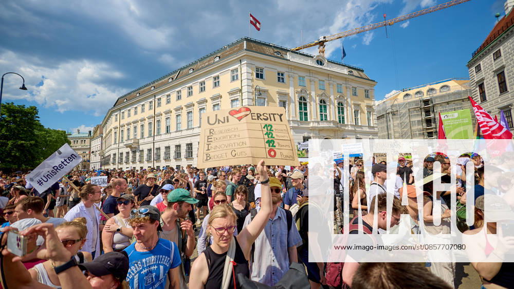 - Wien 27.05.2026 - Studentendemionstration - Studierendenvertretungen, Gewerkschaften und Beschäftigte protestieren am Mittwoch vor der Universität Wien gegen die geplanten Kürzungen der Hochschulbudgets. Die Demonstration richtet sich gegen befürchtete Einsparungen bei Forschung, Lehre und Personal sowie gegen mögliche negative Auswirkungen auf den Wissenschaftsstandort Österreich. Zu den Unterstützern zählen unter anderem die Universitätenkonferenz (uniko), die Österreichische Hochschülerschaft (ÖH) sowie zahlreiche Hochschulangehörige und Interessenvertretungen. Universities, student representatives, trade unions and university employees protested on Wednesday in front of the University of Vienna against planned cuts to university