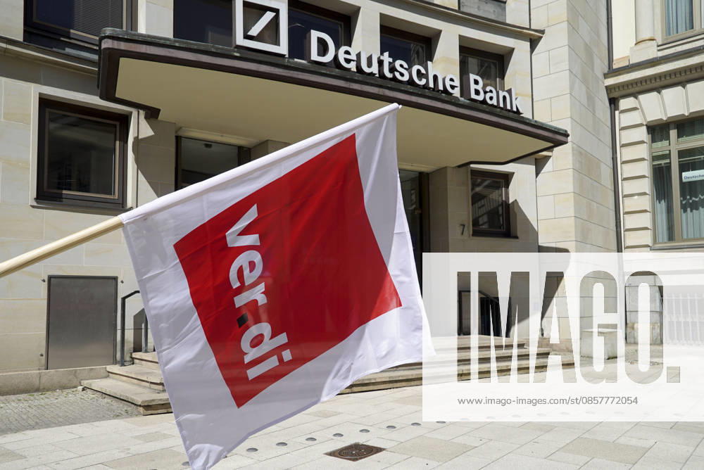CNTV POSTBANK demonstrators with red and white Verdi flags in front of the Deutsche Bank branch in Hamburg the employees of Postbank, a wholly owned subsidiary of Deutsche Bank, went on strike today in front of the main branch of Deutsche Bank in downtown Hamburg for better working conditions 28 05 2026 Hamburg Germany
