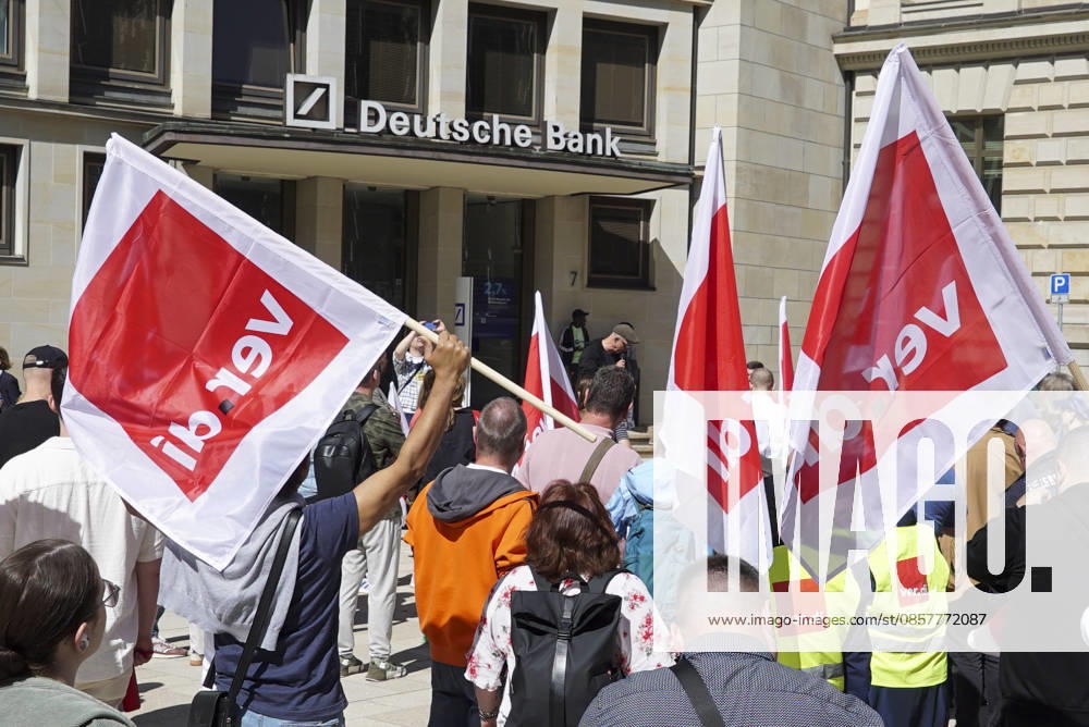 CNTV POSTBANK demonstrators with red and white Verdi flags in front of the Deutsche Bank branch in Hamburg the employees of Postbank, a wholly owned subsidiary of Deutsche Bank, went on strike today in front of the main branch of Deutsche Bank in downtown Hamburg for better working conditions 28 05 2026 Hamburg Germany