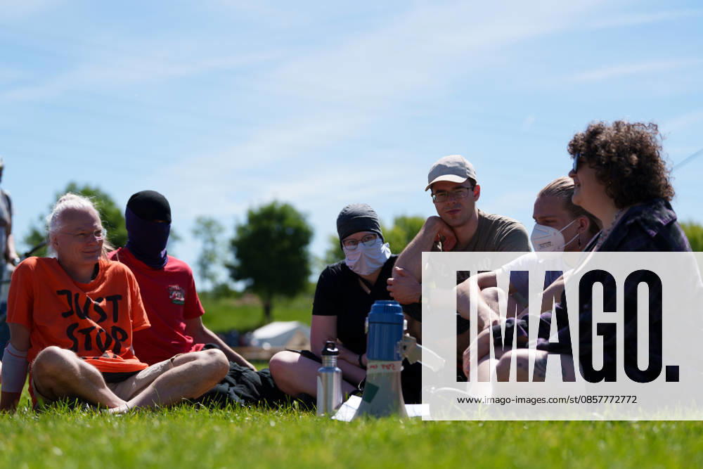 Climate Camp activists prepare for demonstration weekend in Hamm Germany - Hamm, 28.05.2026 Climate activists take part in a protest training session ahead of planned demonstrations against fossil gas infrastructure in Hamm. Organizers announced actions and protests scheduled for Friday and Saturday. North Rhine-Westphalia