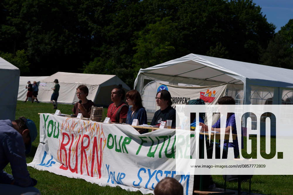Climate Camp activists prepare for demonstration weekend in Hamm Germany - Hamm, 28.05.2026 Climate Camp activists (from left) Tomke Jansen from ende gelaende, Juan Pablo Gutierrez, Veronika Mandel, Jürgen Blümer, Ina-Maria Shikongo, Fran Leitner from ende gelaende give press conference ahead of planned demonstrations against fossil gas infrastructure in Hamm. Organizers announced actions and protests scheduled for Friday and Saturday. North Rhine-Westphalia