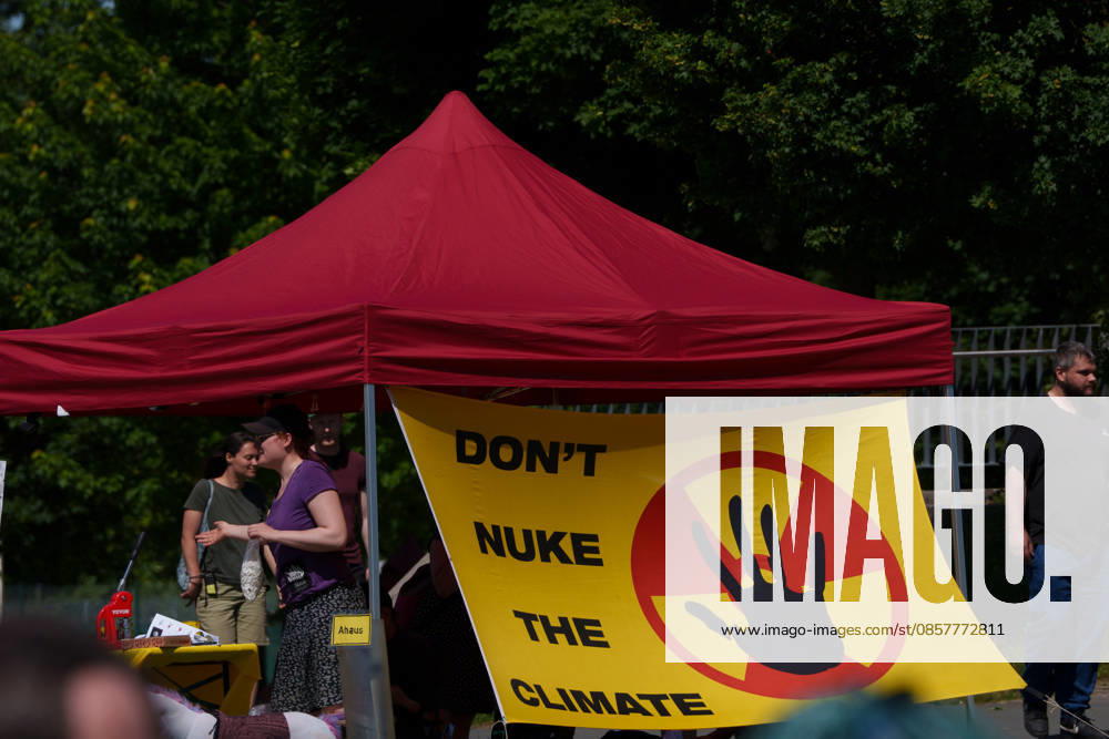 Climate activists brief media before anti-gas protests in Hamm Germany - Hamm, 28.05.2026 Climate activists info tent ahead of planned demonstrations against fossil gas infrastructure in Hamm. Organizers announced actions and protests scheduled for Friday and Saturday. North Rhine-Westphalia