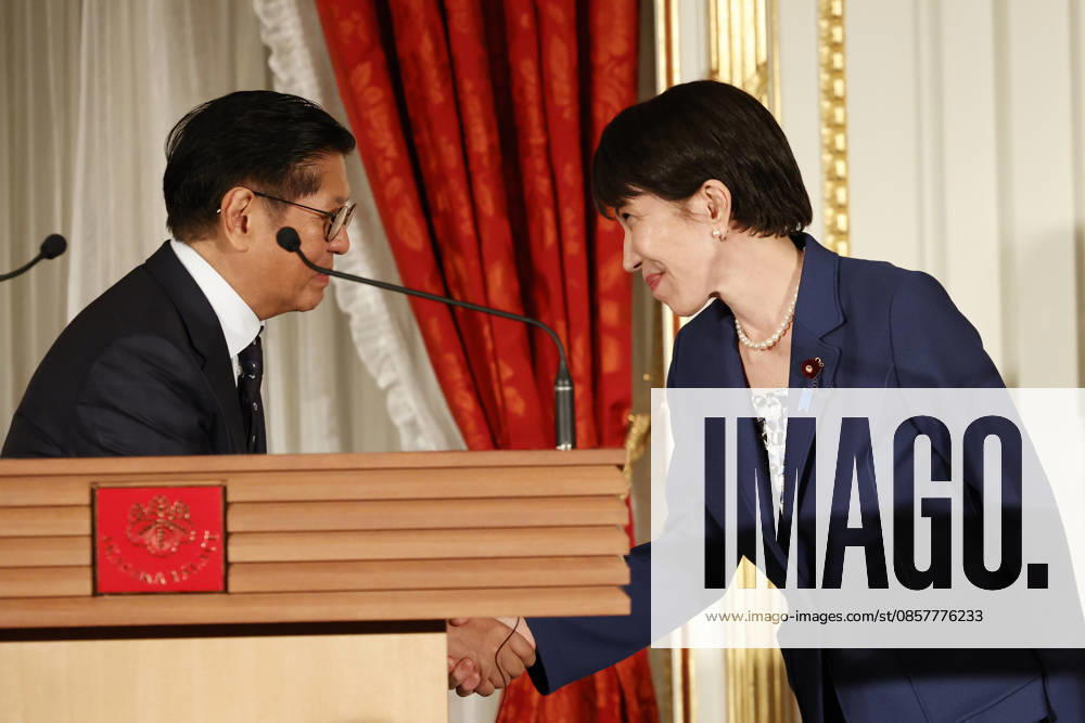 (L to R) Philippine President Ferdinand Marcos Jr. and Japanese Prime Minister Sanae Takaichi shakes hands at the end of a joint press conference at the Akasaka Palace State Guest House in Tokyo. Tokyo Japan - ZUMAm191 20260528_aap_m191_015