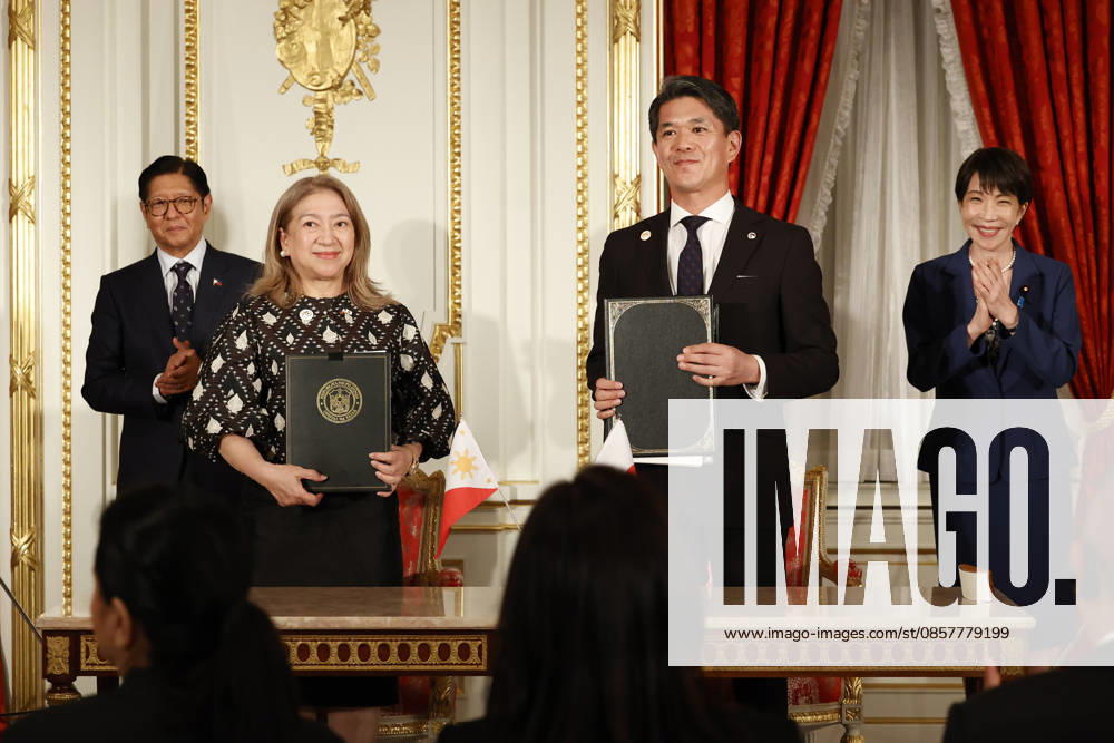 Japan s Prime Minister Sanae Takaichi - Philippines President Ferdinand Marcos Jr. meeting in Tokyo TOKYO, JAPAN - MAY 28: (--- – MANDATORY CREDIT - RODRIGO REYES MARIN POOL - NO MARKETING NO ADVERTISING CAMPAIGNS - DISTRIBUTED AS A SERVICE TO CLIENTS----) Philippine President Ferdinand Marcos Jr, Mylene J. Garcia-Albano Ambassador of the Philippines to Japan, Kazuya Endo Ambassador of Japan to the Philippines and Japanese Prime Minister Sanae Takaichi pose for the cameras during the Cooperation Document Exchange Ceremony at the Akasaka Palace State Guest House on May 28, 2026, in Tokyo, Japan. Rodrigo Reyes Marin Anadolu Tokyo Japan. Editorial use only. Please get in touch for any other usage.