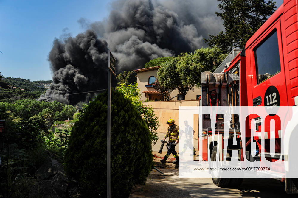 Confined to the population of Òrrius Barcelona by a fire in the courtyard of an industrial building Bombers de la Generalitat work on the fire in the courtyard of an industrial building, at 28 May 2026, in Òrria, Barcelona, Catalunya Espana Civil Protection has confined the population of Òrrius Barcelona via an ES Alert for a fire burning the courtyard of an industrial building in the town since Thursday at 13 54 hours Bombers de la Generalitat are on the scene with 22 teams with the extinguishing tasks focused on the right flank of the fire to avoid jumping a ravine Recommend closing doors and windows, do not go outside and follow the instructions of the authorities 28 MAY 2026 Ãrria, Barcelona Catalunya Catalunya Ãrria, Barcelona Catalun