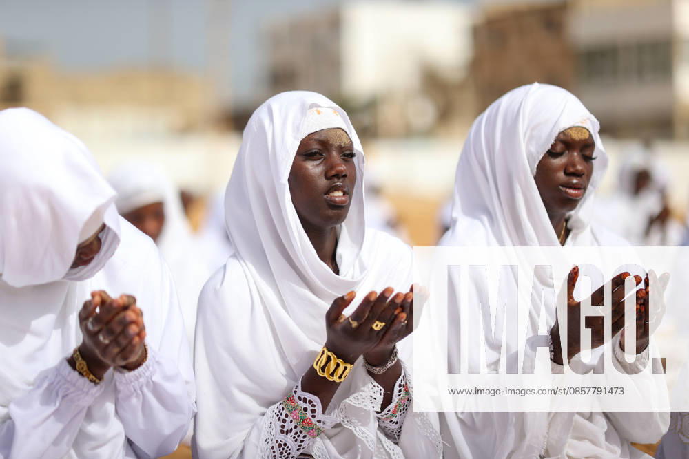 Eid al-Adha prayer on the beach in Dakar DAKAR, SENEGAL - MAY 28: Followers of the Layene order perform the Eid al-Adha prayer dressed in white on the beach in Dakar, Senegal where the first day of Eid al-Adha is being observed today on May 28, 2026. In the Yoff district of the capital Dakar, thousands gathered on the beach around the tomb of Seydina Limamou Laye, the founder of the Layene order, for the Eid prayer. Cem Ozdel Anadolu Dakar Senegal. Editorial use only. Please get in touch for any other usage.