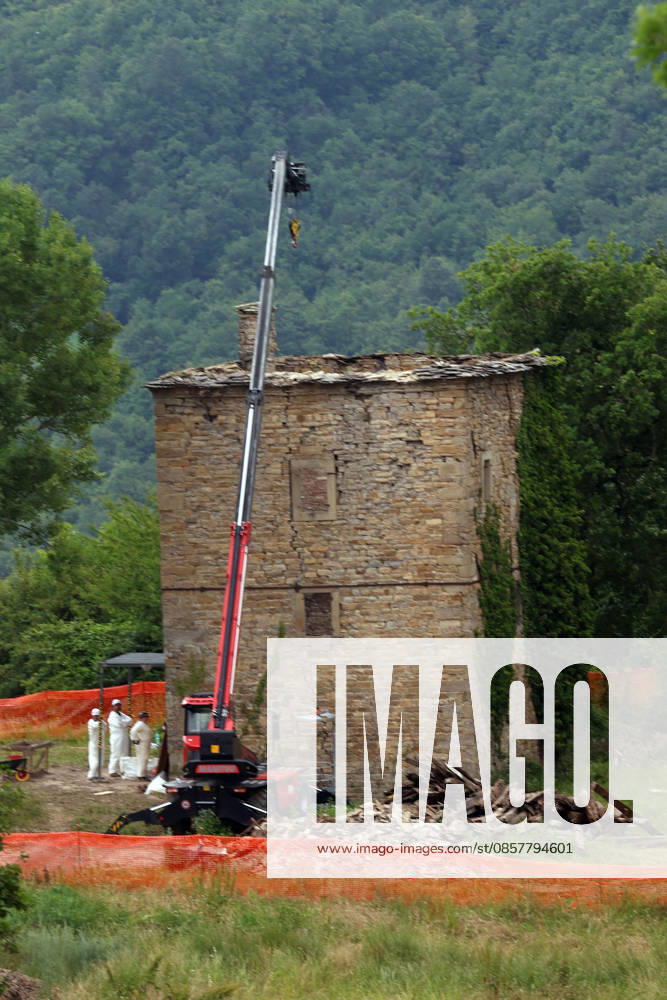 IPA85139639 - Montefiorino (Mo). Finding and removal at the dl Pignone tower of the remains of Daniela Ruggi, the Vitriola girl who disappeared a year and a half ago whose cause of death is still unknown