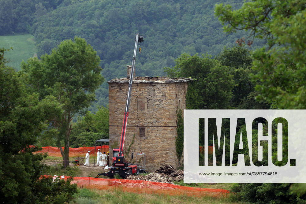IPA85139636 - Montefiorino (Mo). Finding and removal at the dl Pignone tower of the remains of Daniela Ruggi, the Vitriola girl who disappeared a year and a half ago whose cause of death is still unknown