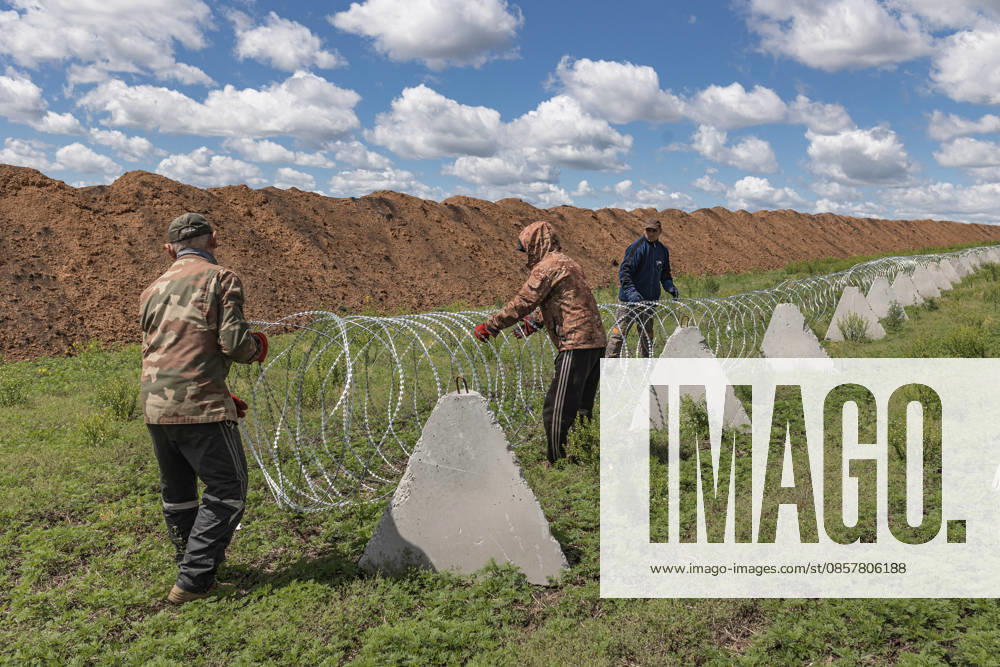 Ukrainian forces construct defensive lines in Donetsk Region DONETSK OBLAST, UKRAINE - MAY 28: Soldiers of the 23rd Engineer and Reconnaissance Regiment construct defensive fortifications in Donetsk Oblast, Ukraine, on May 28, 2026. Diego Herrera Carcedo Anadolu Donets ka Oblast Ukraine. Editorial use only. Please get in touch for any other usage.