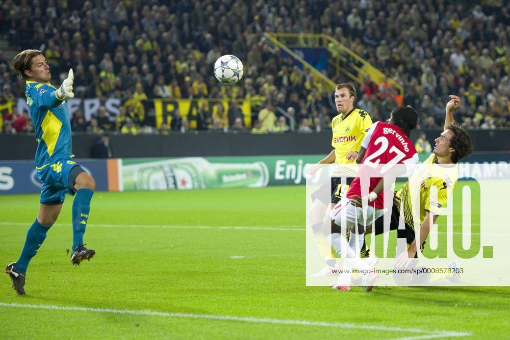 Torwart Roman WEIDENFELLER (li., DO) hält den Schuss von GERVINHO (2.v.r., Arsenal), Kevin GROSSKREUTZ (2.v.li.) und Mats HUMMELS (DO) wehren mit ab, Aktion, Kampf um den Ball, Fussball Champions League, Vorrunde 1. Spieltag, Borussia Dortmund (DO) - FC Arsenal London (Arsenal), am 13.09.2011 in Dortmund Deutschland
