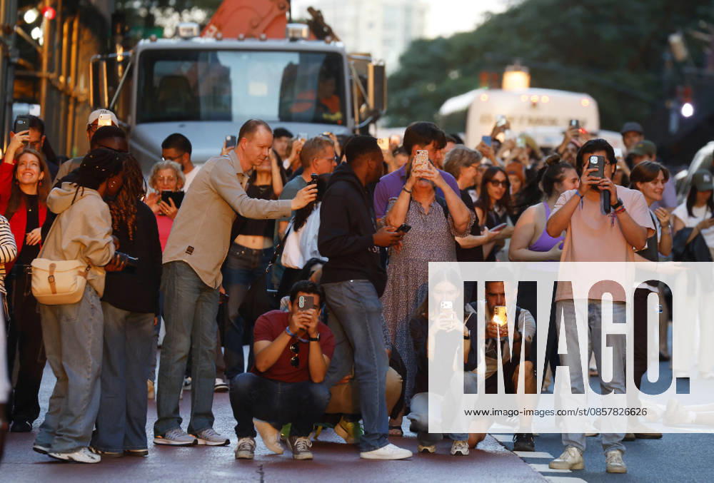 Revelers holding cameras and cell phones stand on 42nd street with moving traffic for a Manhattanhenge sunset event in New York City on Thursday, May 28, 2026. The Manhattanhenge sunset comes twice a year when the setting sun aligns precisely with Manhattan s street grid. NYP20260528208 JohnxAngelillo