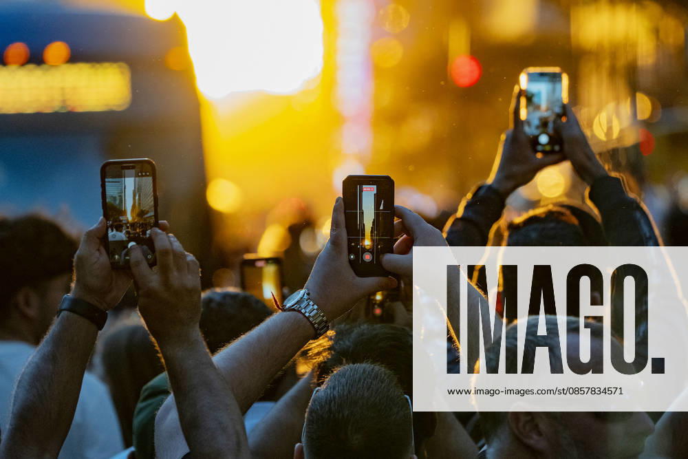 People take photos during Manhattanhenge, an urban spectacle that occurs twice a year when the sunset aligns with Manhattan’s street grid, in New York, United States, 28 May 2026. New York is the setting for the phenomenon known as Manhattanhenge !ACHTUNG: NUR REDAKTIONELLE NUTZUNG!