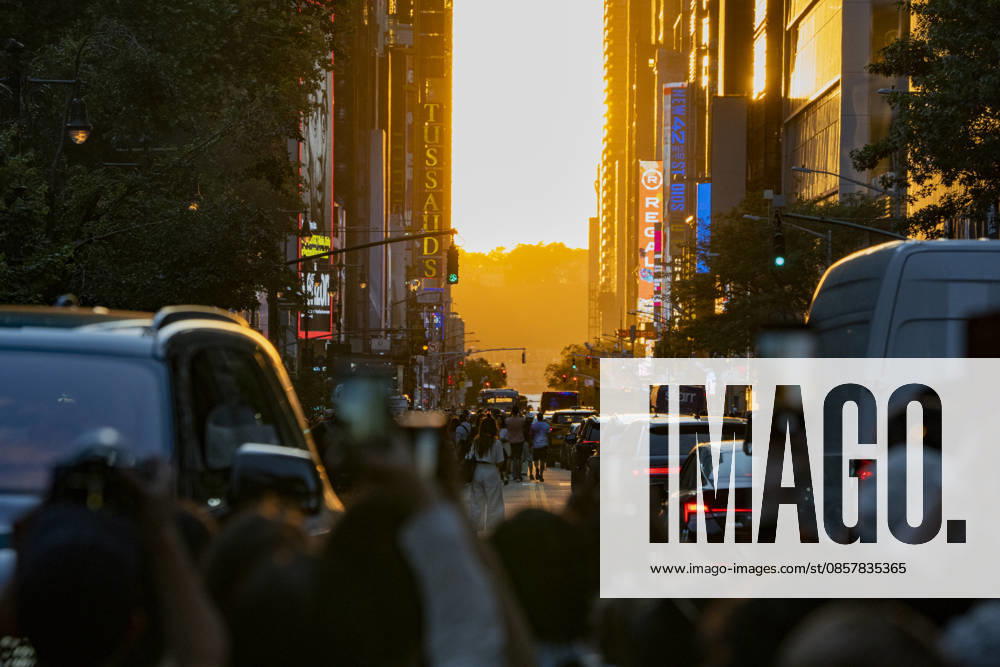People take photos during Manhattanhenge, an urban spectacle that occurs twice a year when the sunset aligns with Manhattan’s street grid, in New York, United States, 28 May 2026. New York is the setting for the phenomenon known as Manhattanhenge !ACHTUNG: NUR REDAKTIONELLE NUTZUNG!