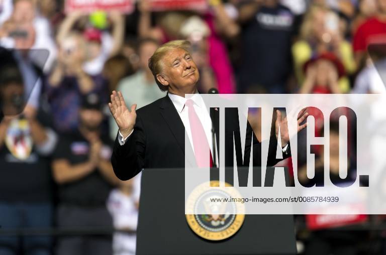 Wheeling, West Virginia, U.S. - DONALD TRUMP holds a Make America Great Again rally at the WesBanco Arena. Wheeling U.S. - ZUMAce6_ 20180929_zaf_ce6_002