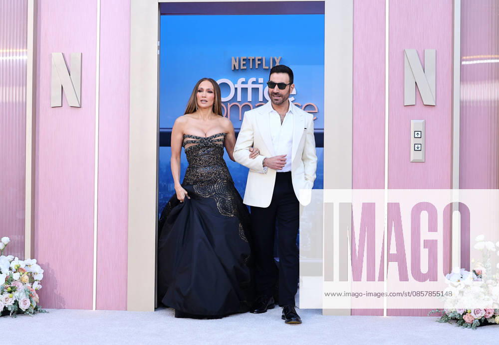 World Premiere Of Netflix s Office Romance HOLLYWOOD, LOS ANGELES, CALIFORNIA, USA - MAY 26: Jennifer Lopez wearing Atelier Versace SS04 Couture from LILY et Cie, styled by Rob Zangardi and Mariel Haenn and Brett Goldstein arrive at the World Premiere Of Netflix s Office Romance held at The Egyptian Theatre Hollywood on May 26, 2026 in Hollywood, Los Angeles, California, United States. (Photo by Image Press Agency)