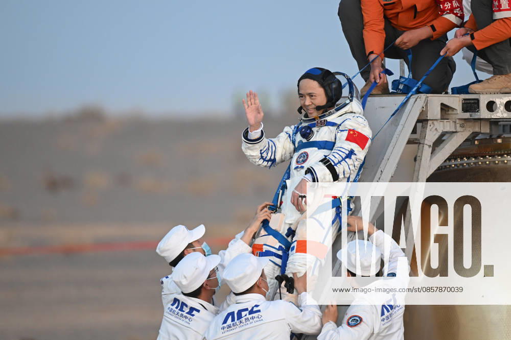 (260529) -- JIUQUAN, May 29, 2026 -- Astronaut Zhang Lu, commander of the three-member Shenzhou-21 crew, is out of the Shenzhou-22 spaceship s return capsule after it touched down at the Dongfeng landing site in north China s Inner Mongolia Autonomous Region, May 29, 2026. The return capsule of the Shenzhou-22 spaceship, carrying the Shenzhou-21 astronauts Zhang Lu, Wu Fei and Zhang Hongzhang, touched down at the Dongfeng landing site on Friday. The three astronauts are all in good health condition, the China Manned Space Agency said, noting that the Shenzhou-21 spaceflight mission is a complete success. ) FOCUS Shenzhou-22 return capsule touches down, astronauts all sound LianxZhen