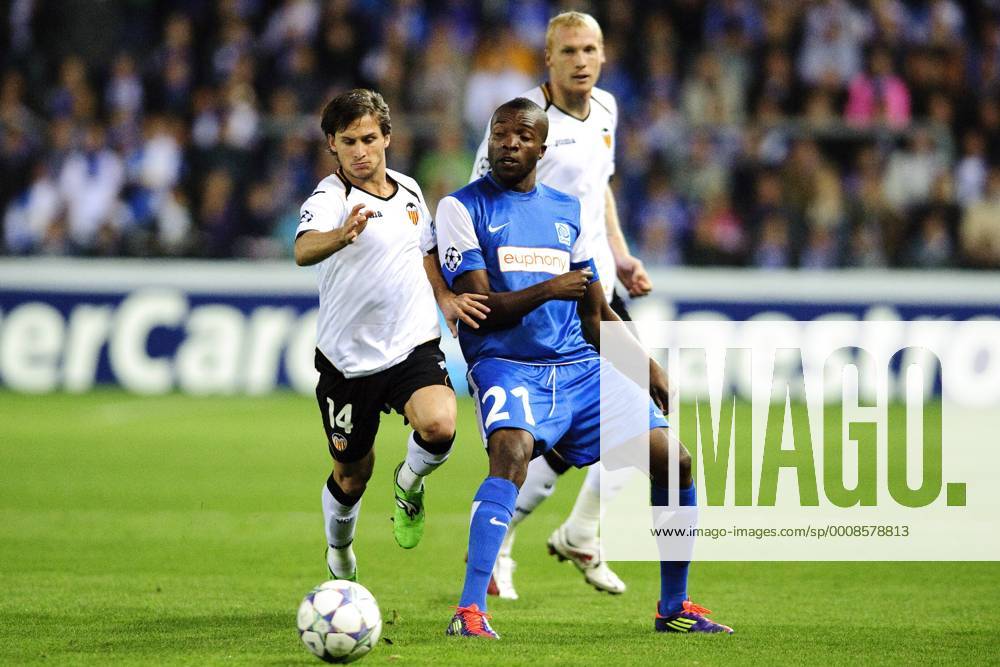 Pablo Piatti of Valencia (L) Ndabashinze Dugary of KRC Genk, KRC Genk - Valencia CF JackxJacobsxIVx 360636