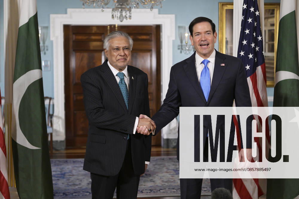 US Secretary of State Marco Rubio (R) shakes hands with Pakistani Deputy Prime Minister and Foreign Minister Ishaq Dar, ahead of a meeting in Washington, DC. USA 29 May 2026. Rubio met with Dar, a mediator in the negotiations with Iran, ahead of US President Donald Trump s decision on the agreement with Tehran. Rubio meets with Pakistani mediator before Trump makes a decision on Iran !ACHTUNG: NUR REDAKTIONELLE NUTZUNG!