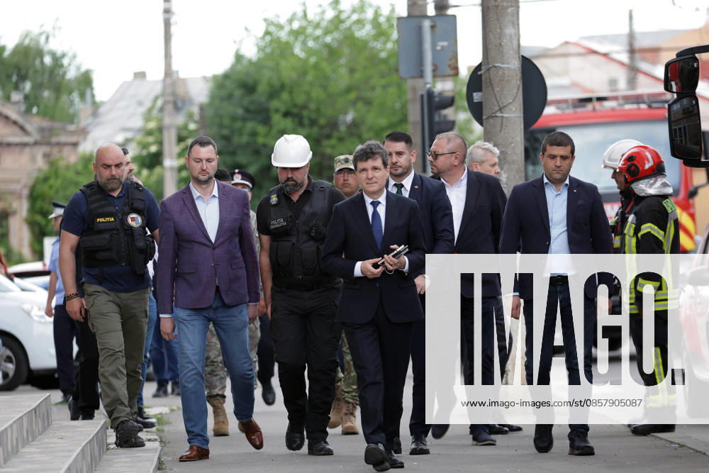 (260529) -- GALATI, May 29, 2026 -- Romania s President Nicusor Dan (C) heads to the residential apartment building damaged by a Russian drone in Galati, Romania, May 29, 2026. At least two people were injured after a drone struck a residential apartment building in Galati, Romania, near the border with Ukraine, local media reported Friday. (Photo by Xinhua) ROMANIA-GALATI-DRONE CristianxCristel