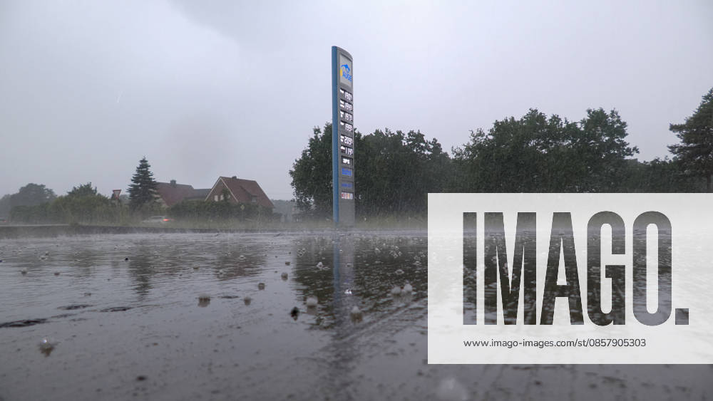 Eine heftige Gewitterfront wütete am Abend in Rheine. Die Kreisstadt versank nach sinnflutartigen Regenfällen, Orkanböen und Hagel im Unwetterchaos. In der Stadt herrscht seit 19 Uhr Ausnahmezustand. Zahlreiche Bäume sind umgestürzt und legen den Verkehr lahm. Ampeln sind auf Grund von Blitzschlägen ausgefallen. Zahlreiche Straßenzüge stehen unter Wasser. Ein Autofahrer versank mit seinem Wagen auf der Bahnhofstraße in den Fluten. Einige Menschen und auch Kinder unterschätzten die Gefahr und wollten die Unterführung durchqueren. Die Polizei schritt ein. Autos mussten abgeschleppt werden, da sie einen Wasserschaden erlitten. Die Feuerwehr kommt aktuell nicht hinterher. Bis in den Samstag hinein müssen die Schäden beseitigt werde
